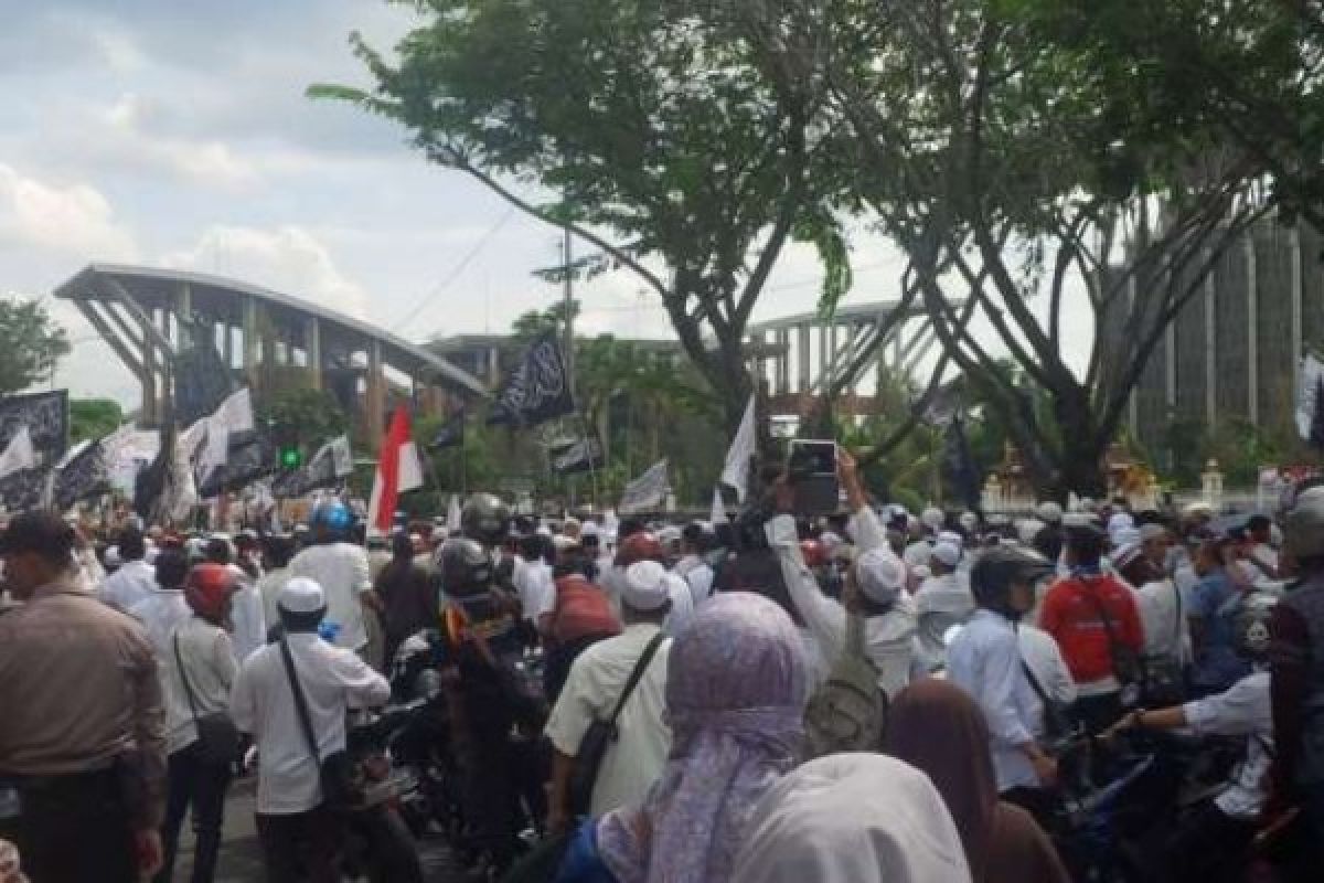 Massa Aksi Damai 4 November di Tugu Zapin