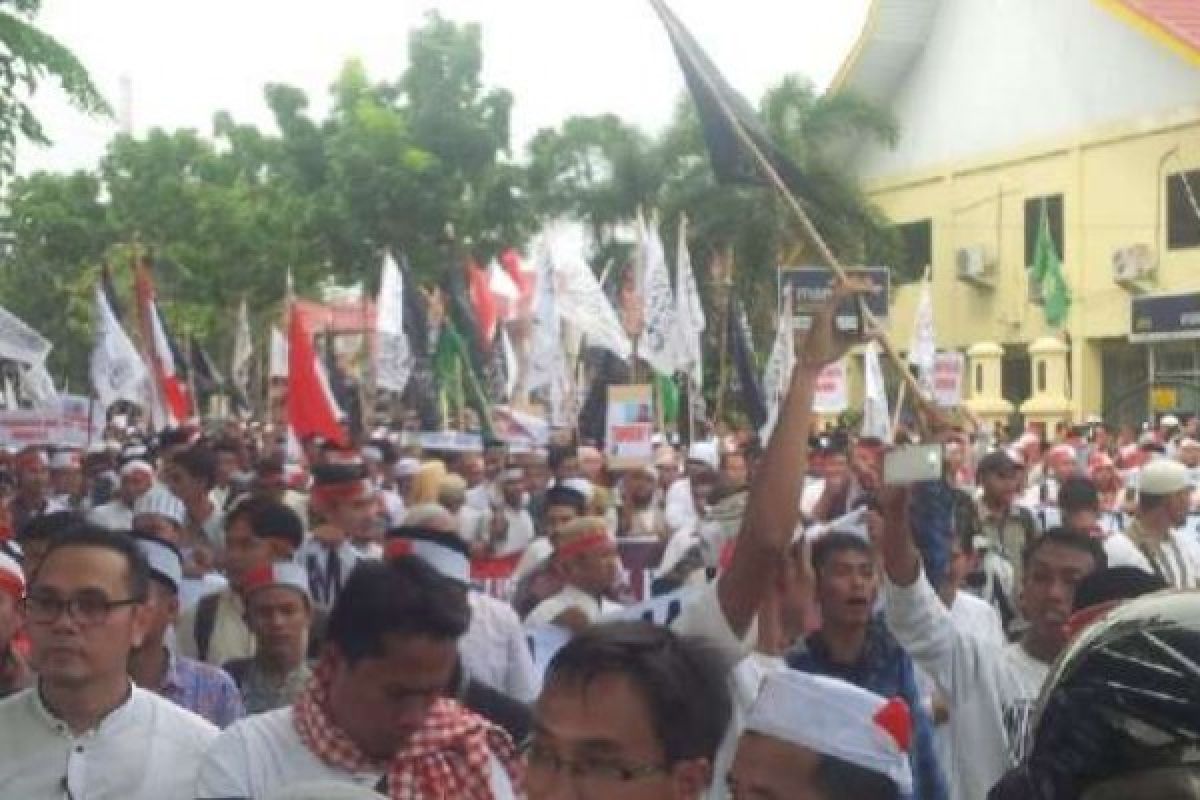 Ribuan Massa Pendemo Mulai Padati Mapolda Riau