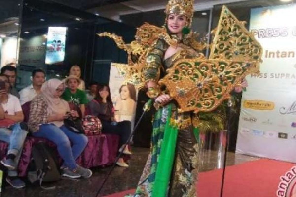 Tampil Di Ajang Miss Supranational, Intan Aletrino Ditemani wayang golek 