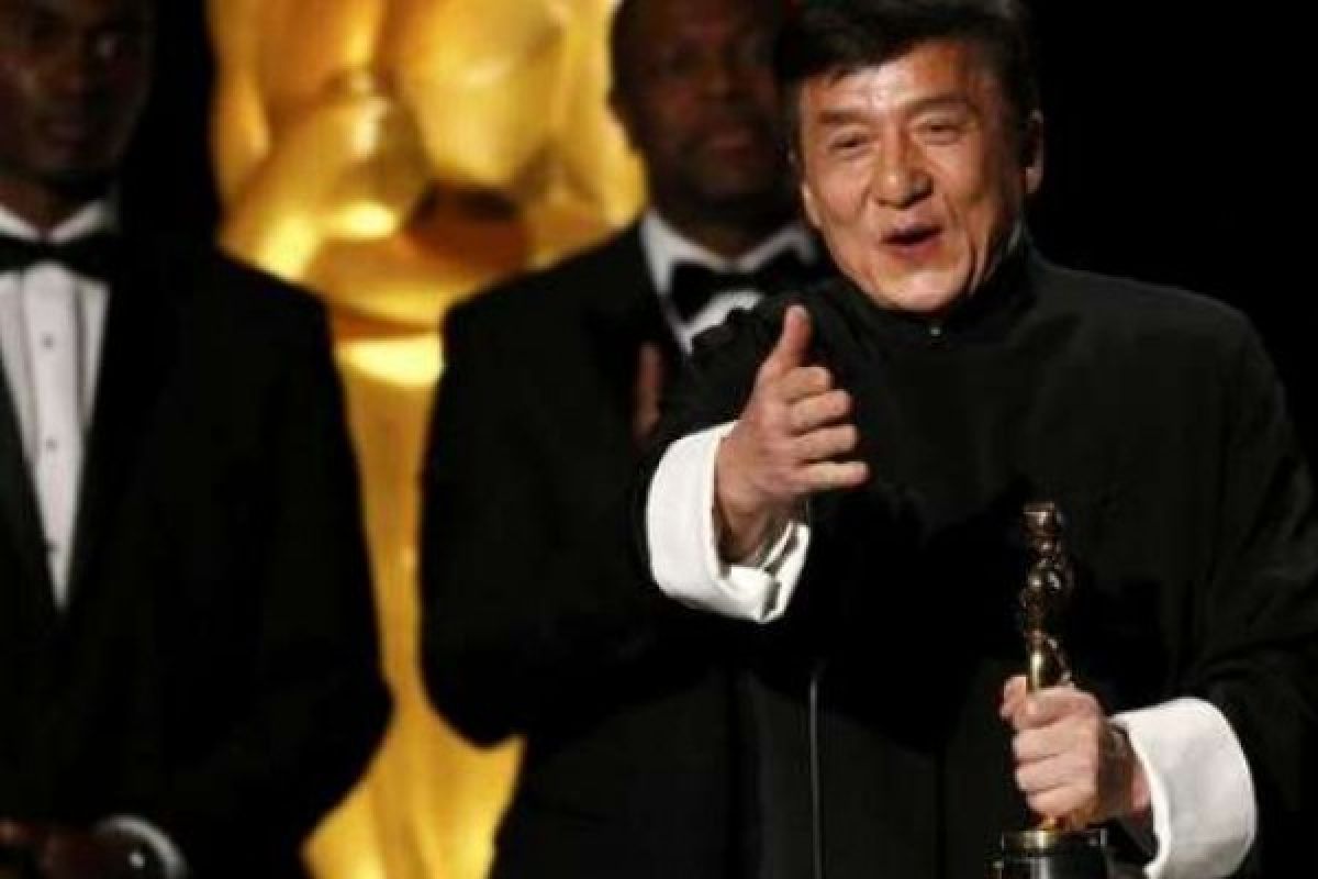 Akhirnya Jackie Chan Menerima Piala Oscar