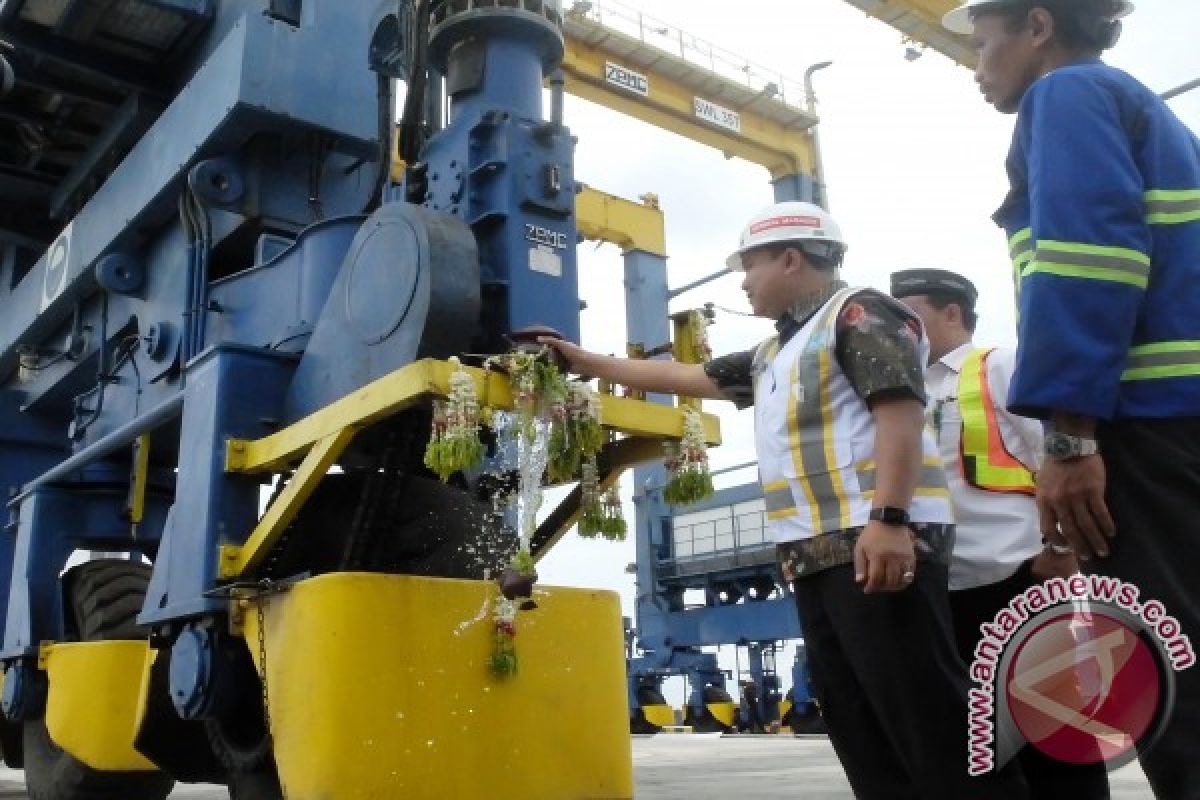 Pelabuhan Banjarmasin Datangkan Tiga Unit RTG