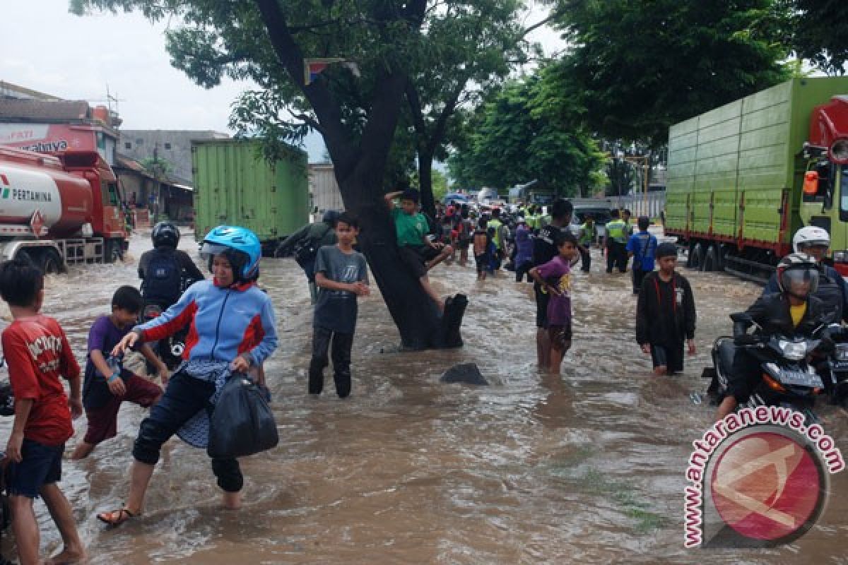 Jalan Bandung-Garut masih macet akibat banjir