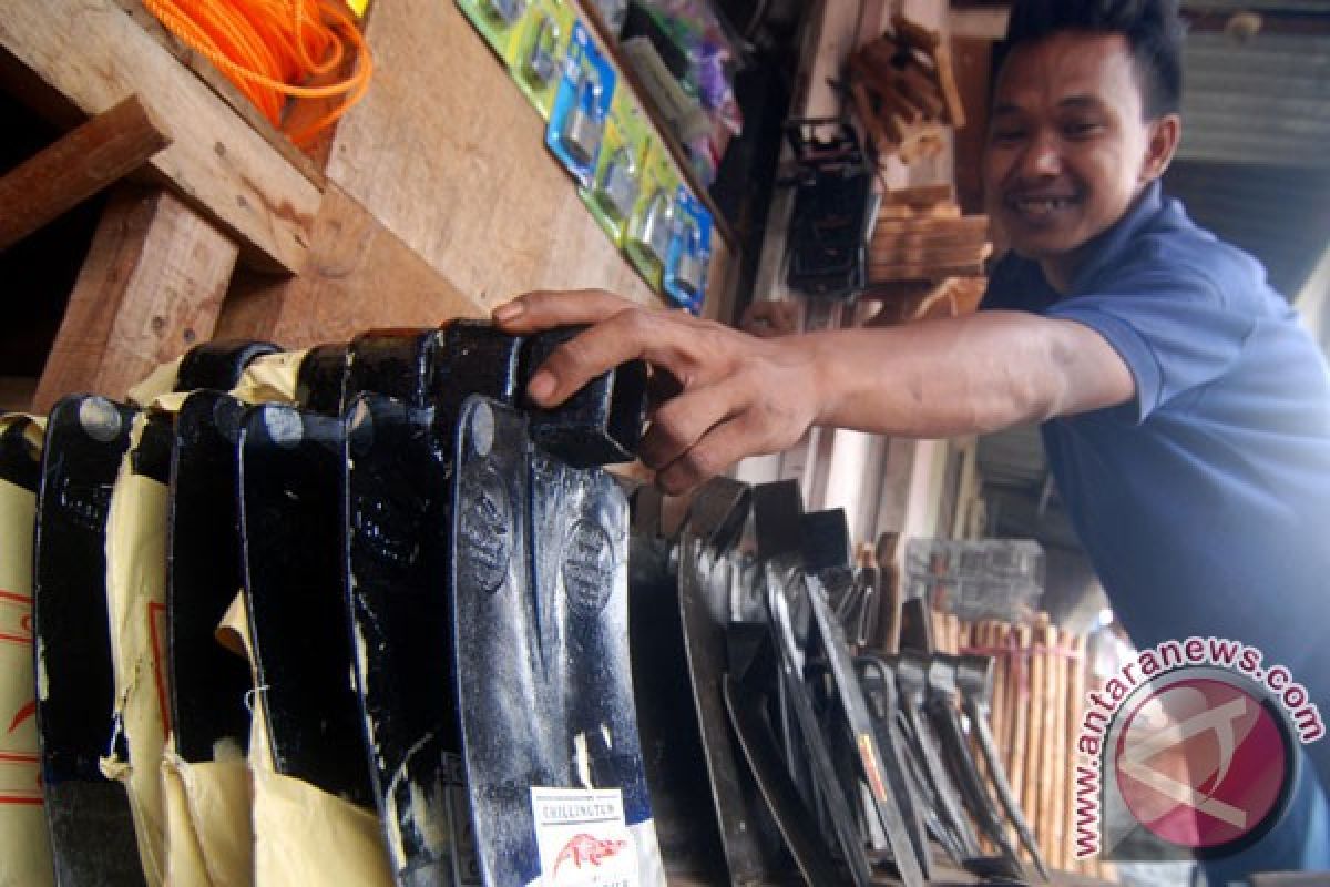 Pandai besi Sukabumi sayangkan impor dari China