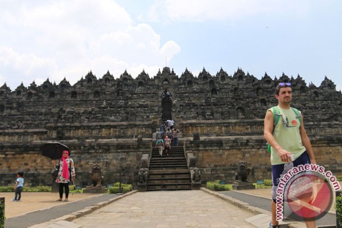 Pelukis Borobudur gelar pameran tunggal "Menjaring Kemungkinan"