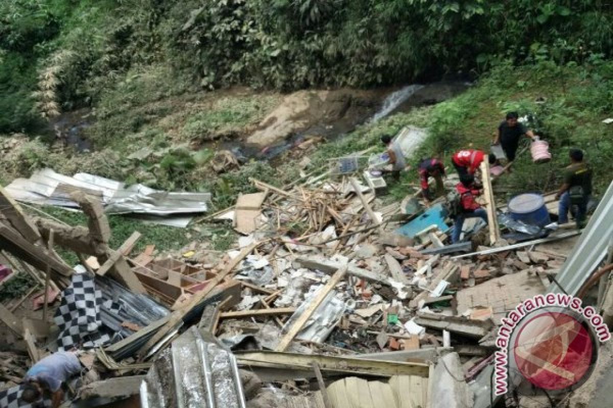 Mukjizat, Balita Selamat Tertimbun Rumahnya Yang Ambruk