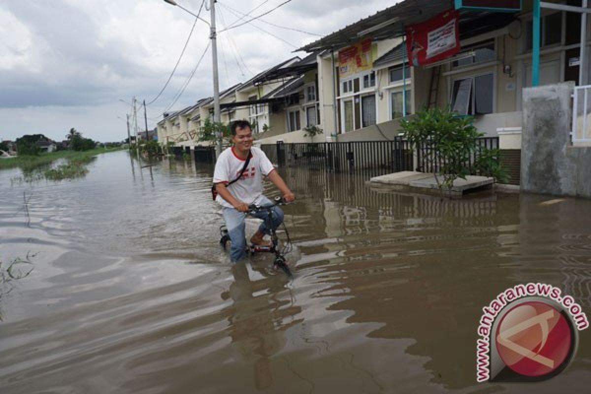 Banjir rendam ribuan rumah di Karawang dan Tangerang