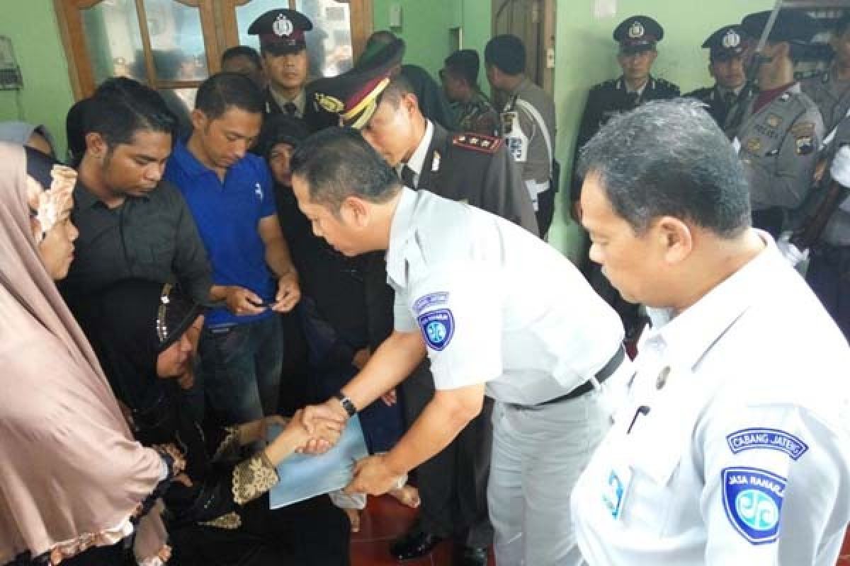 Jasa Raharja Serahkan Santunan Almarhum Aipda Umar