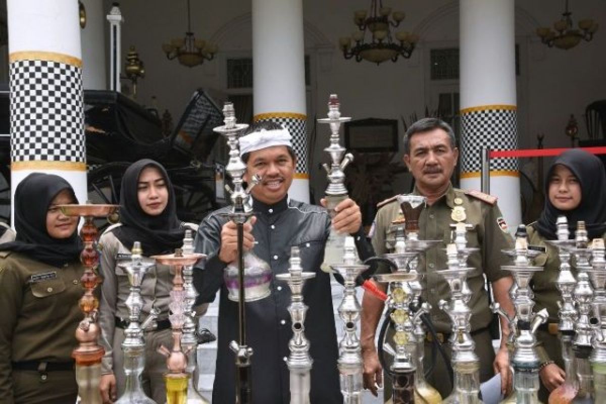 Puluhan Alat Hisap Shisha Purwakarta Dihancurkan