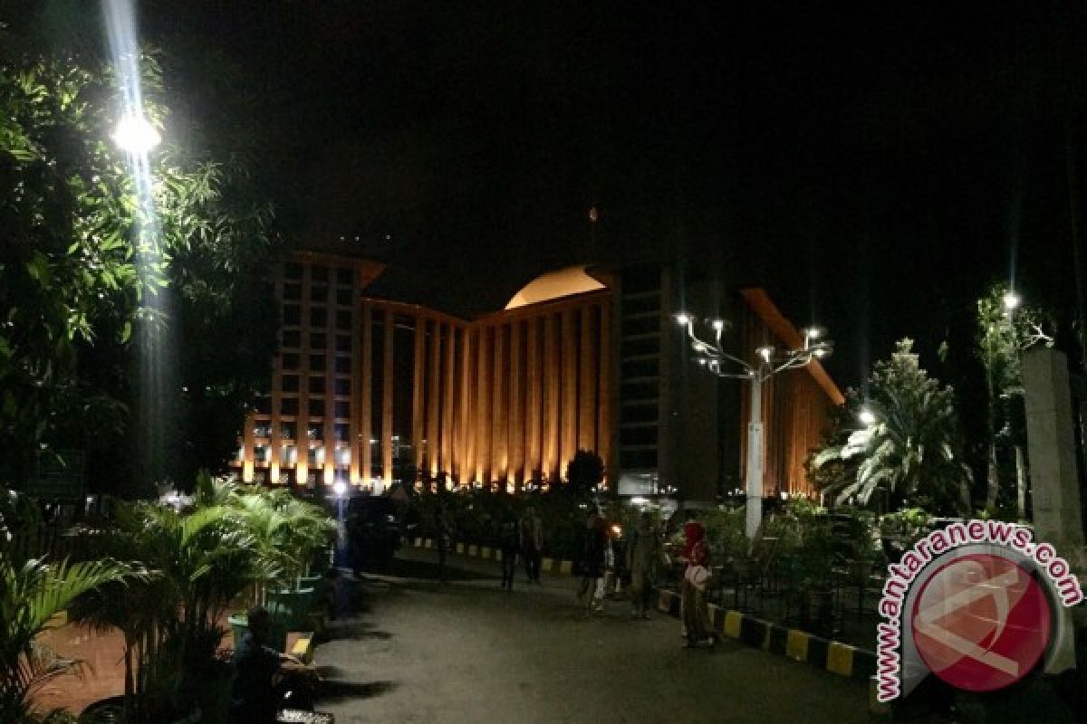 Demonstran mulai berdatangan ke Istiqlal, suasana tertib