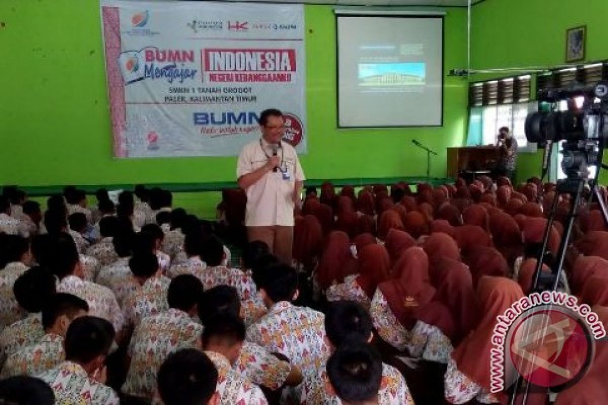 Pejabat BUMN Berbagi Pengalaman kepada Siswa Tanah Grogot 