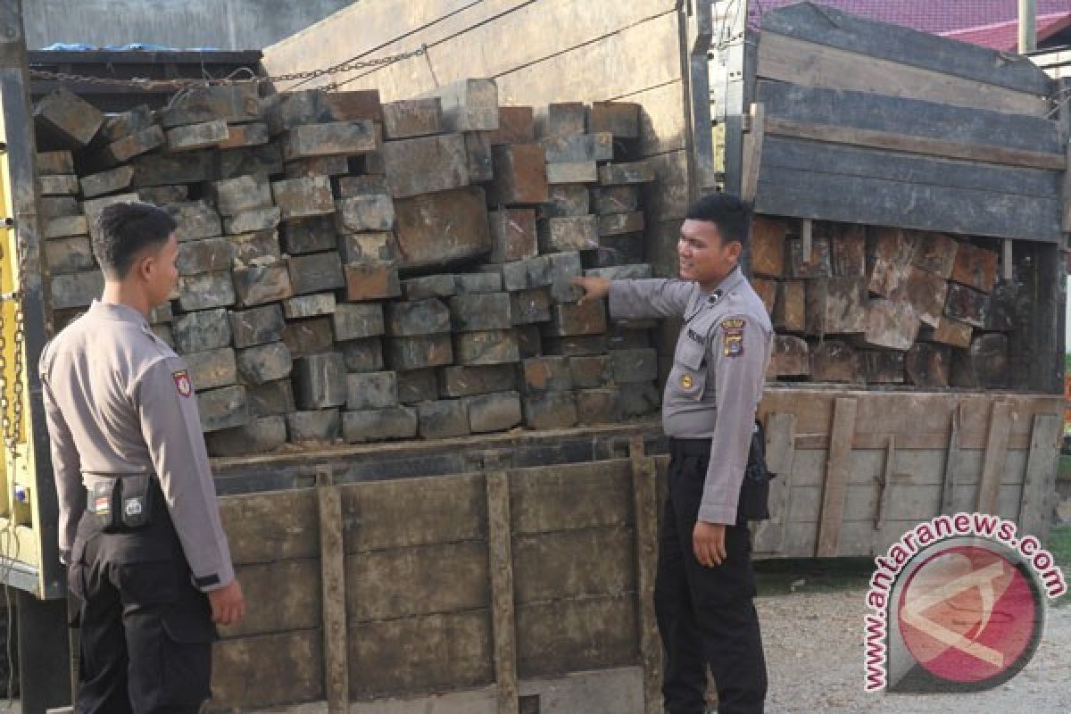 Polresta Jambi amankan dua truk kayu ilegal