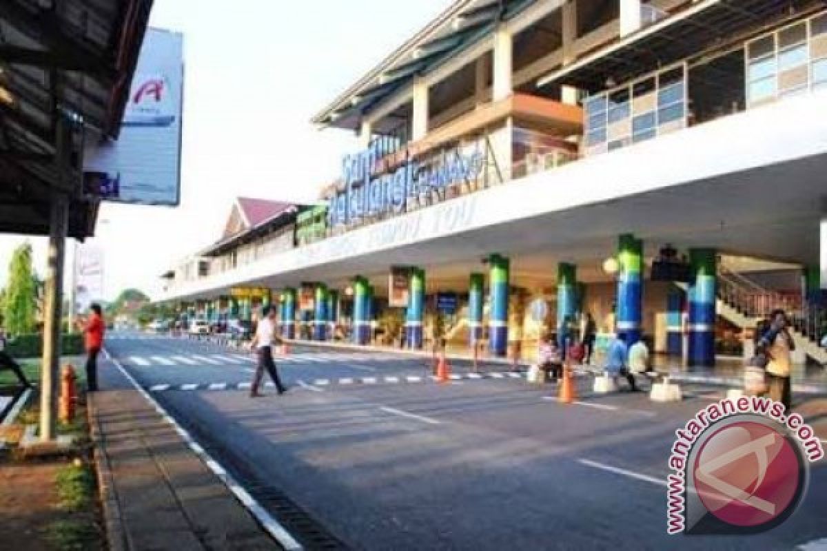 Arus mudik - penumpang bandara Sam Ratulangi naik H-3 Lebaran