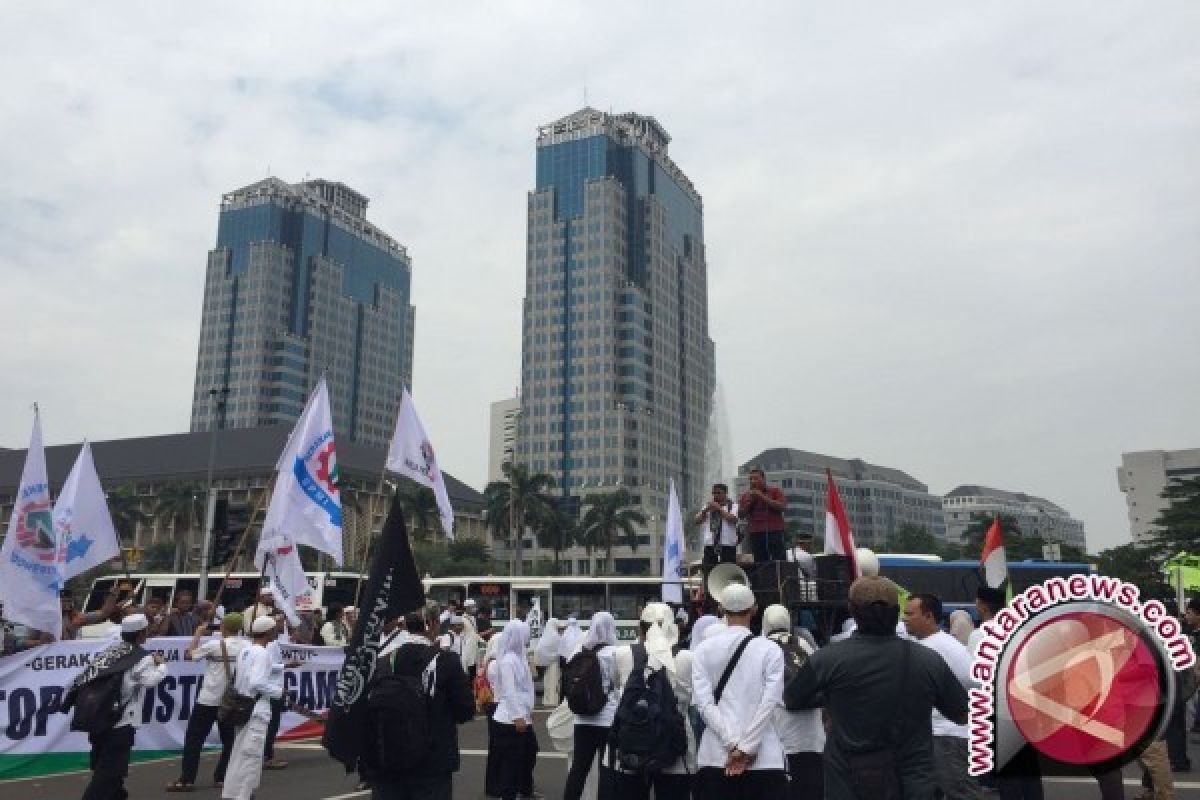 Jamaah Jumatan Istiqlal membludak hingga jalan raya