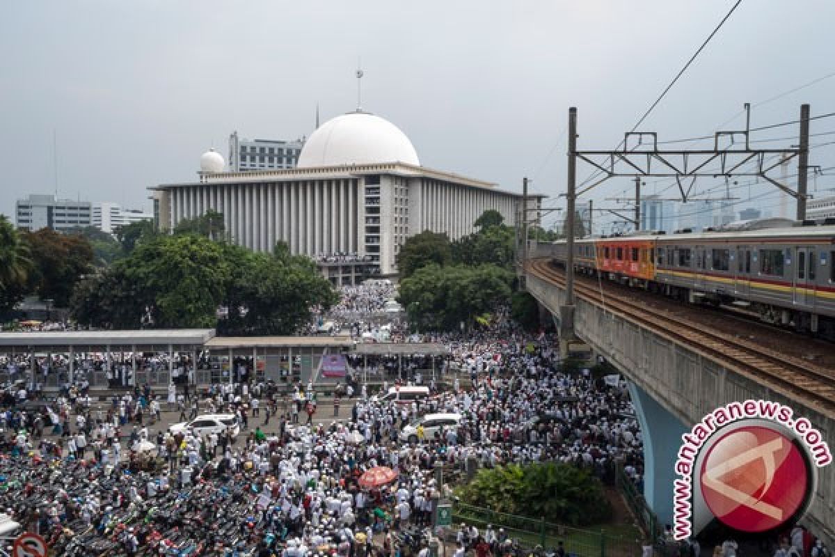 Unjuk rasa tertib tanpa injak taman