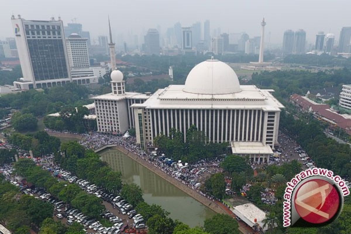 Polisi bagikan air dan permen kepada demonstran