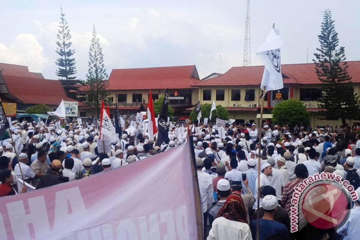 Massa Ormas Islam Datangi Mapolda Kalimantan Selatan