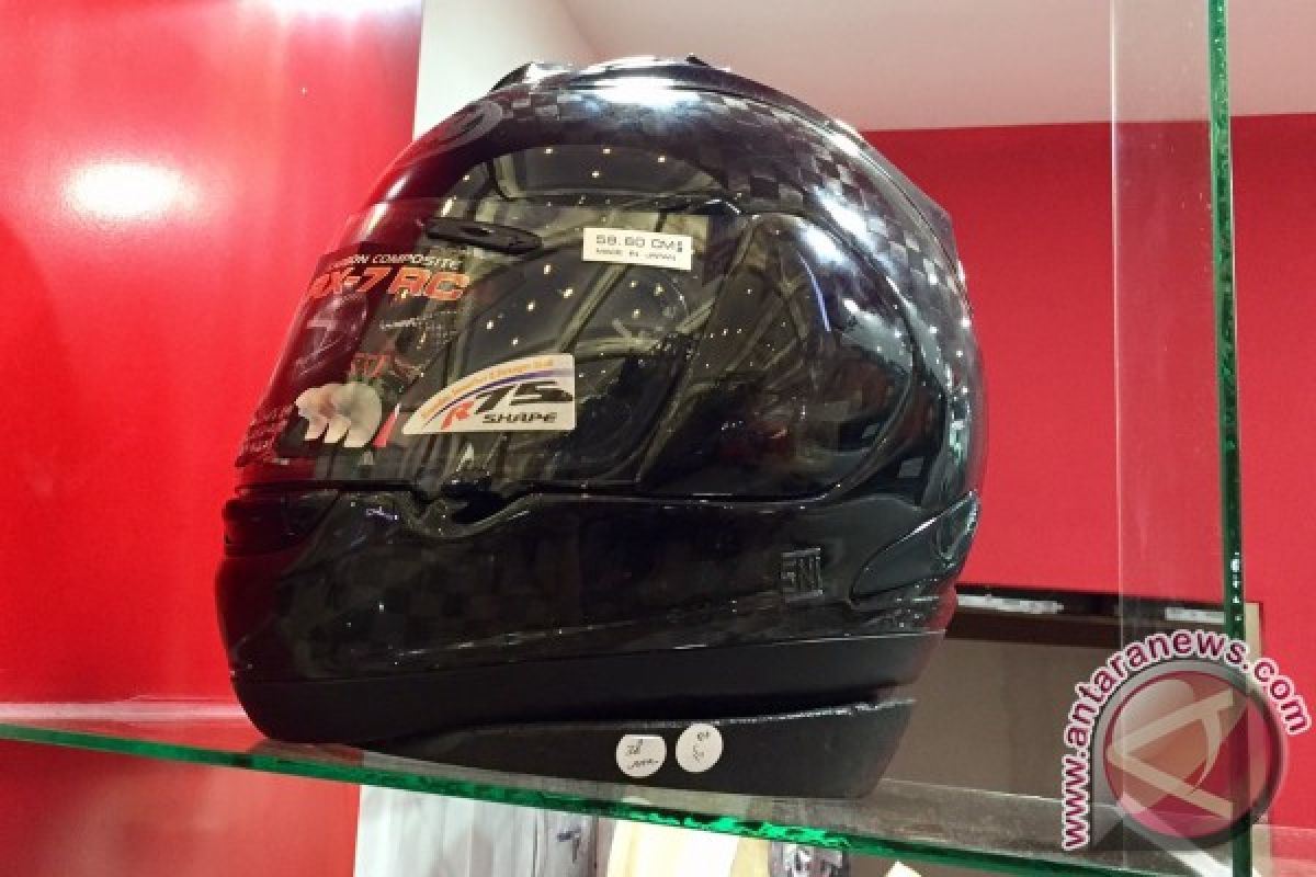 Helm ini dijual seharga Vespa Primavera