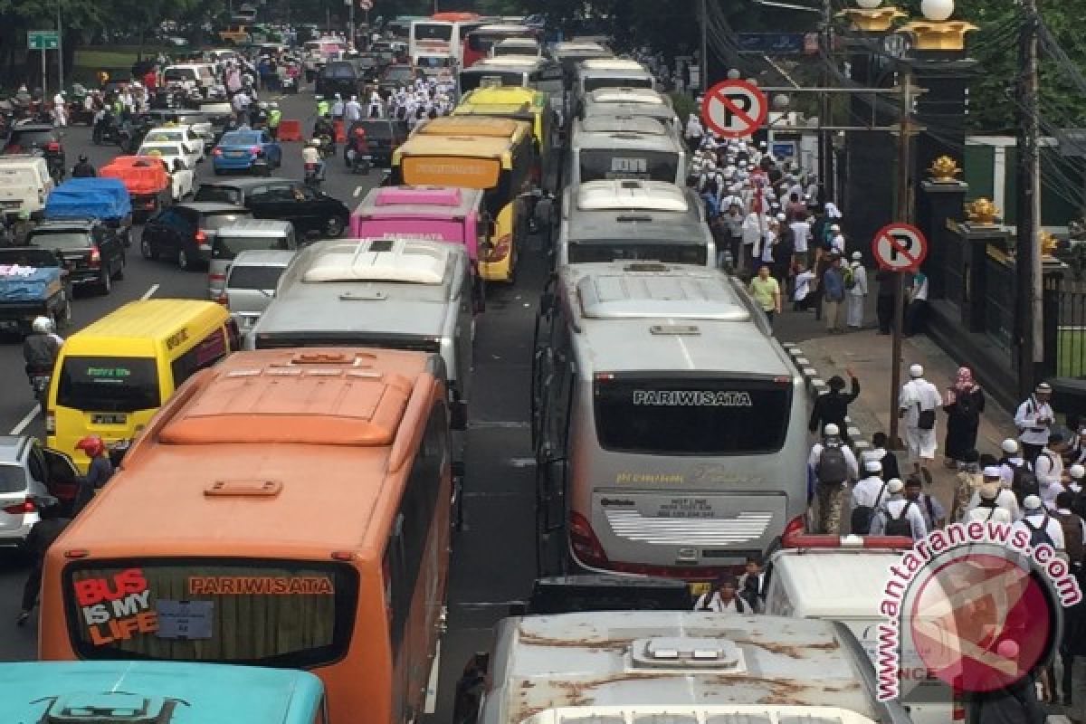 Antrean bus demonstrasi ormas mengular dari Istiqlal hingga KKP