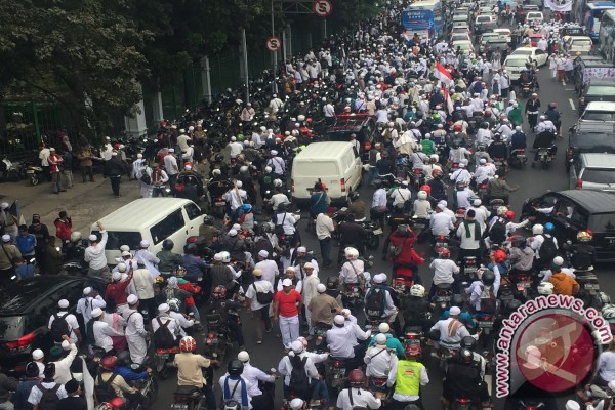 Rombongan pengunjuk rasa bermotor padati Gambir