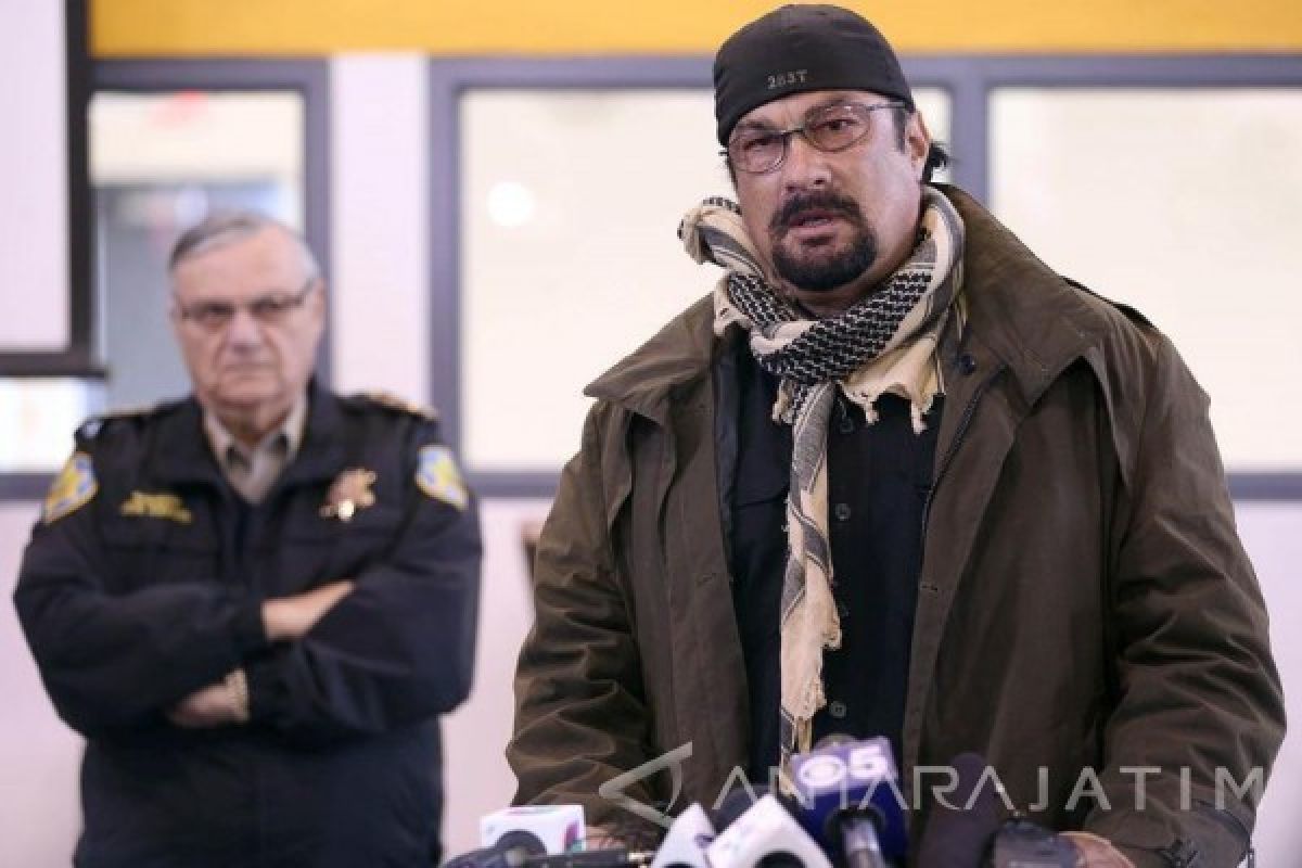 Putin Beri Steven Seagal Kewarganegaraan Rusia