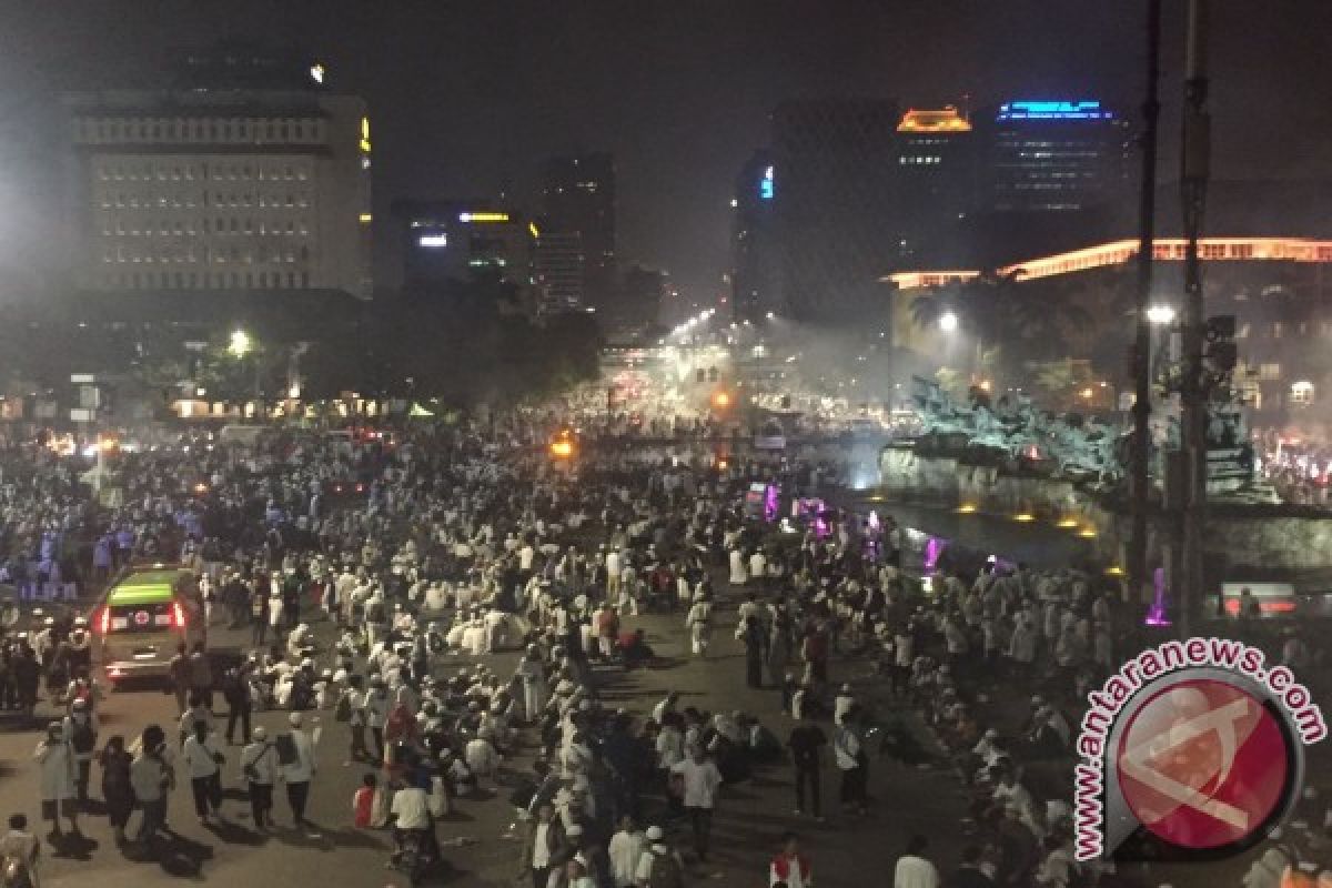 Massa demo lanjutkan aksi ke Gedung DPR