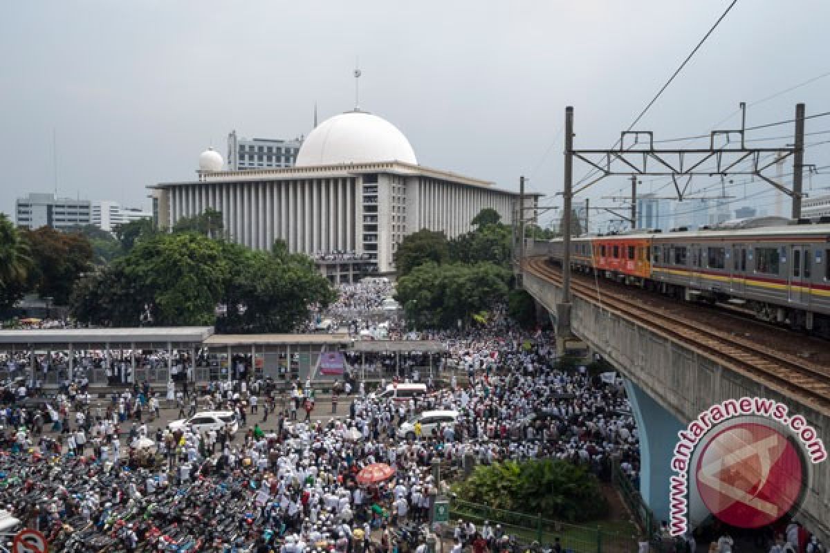 Muslim crowds flock Istiqlal Grand Mosque for massive peaceful rally