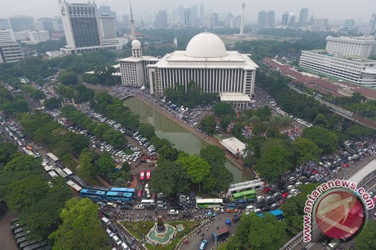 Sebagian karyawan Ibu Kota pulang lebih awal