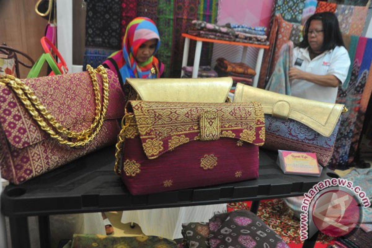 Sukses berbisnis kain songket di era "medsos"