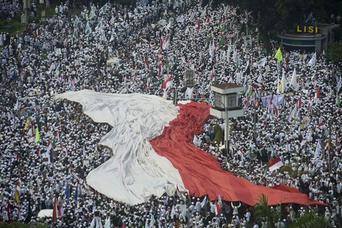 Ribuan demonstran masih berkumpul di sekitar Patung Kuda