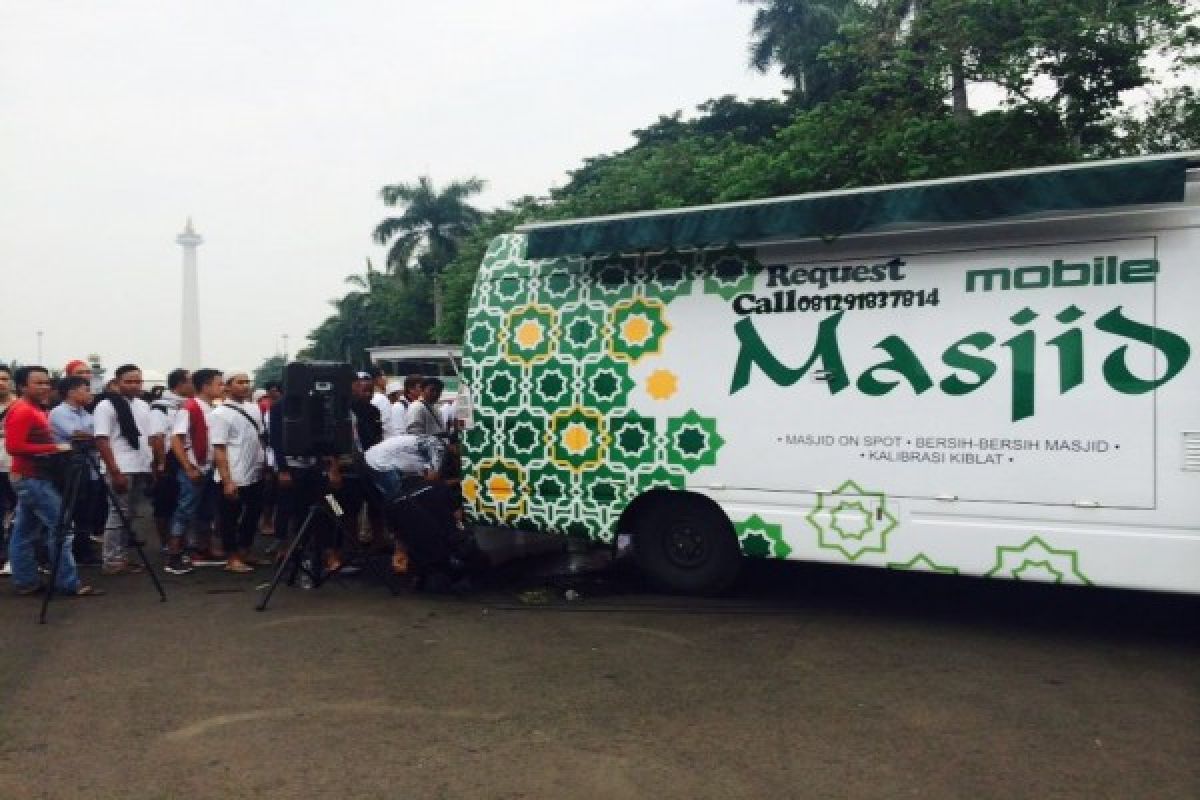 Massa demonstran shalat Jumat di Monas