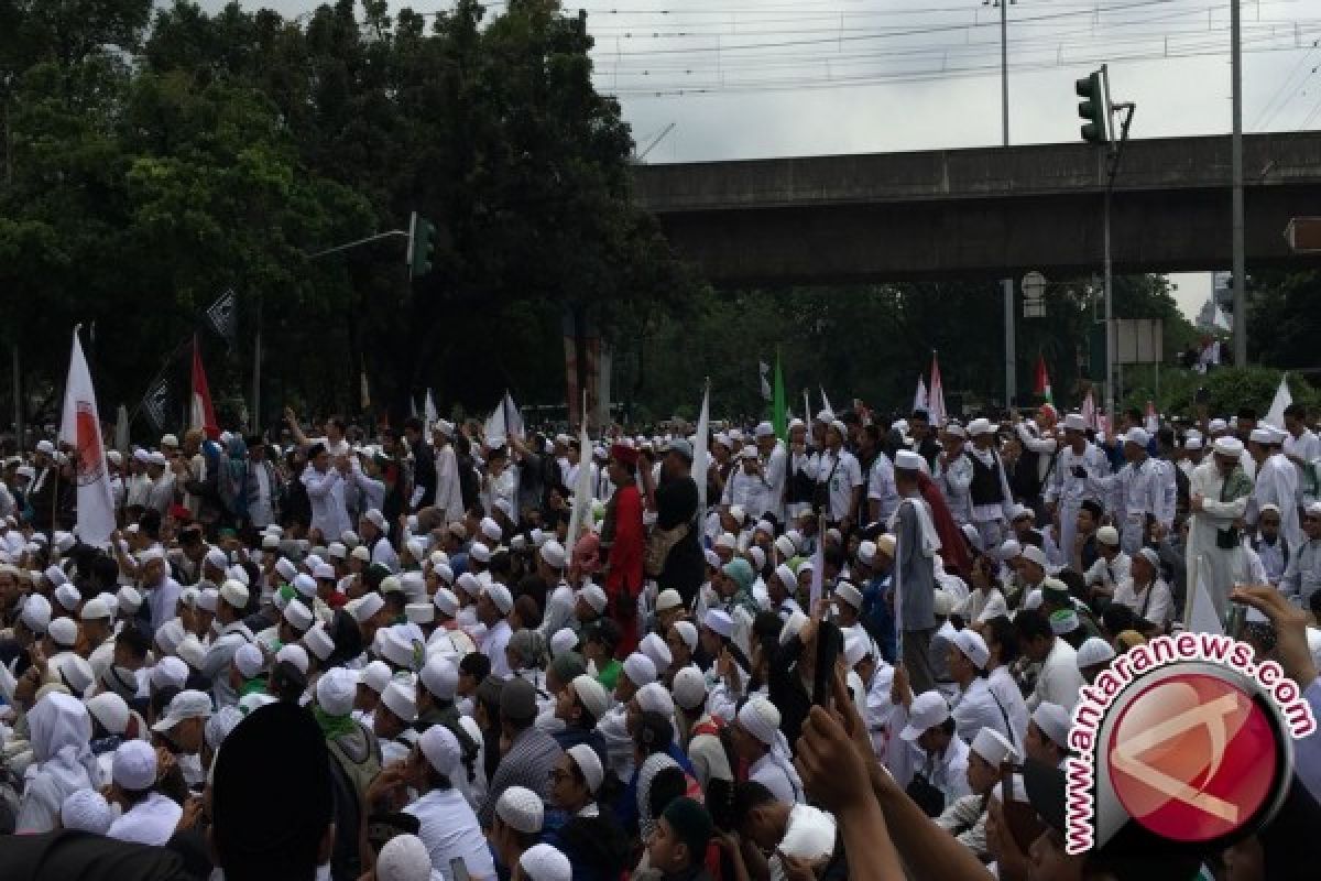 Muslim Crowds Flock Istiqlal Grand Mosque For Massive Peaceful Rally