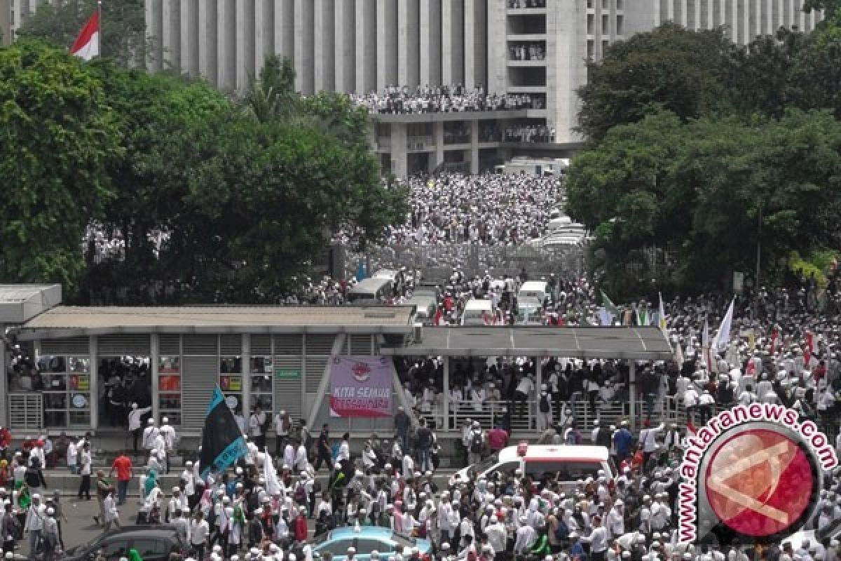 Massa Dari Istiqlal Kumandangkan Shalawat Menuju Istana