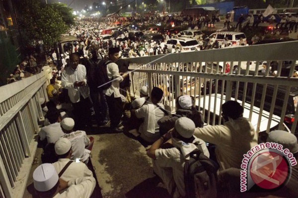 Kemensos pulangkan demonstran yang terlantar