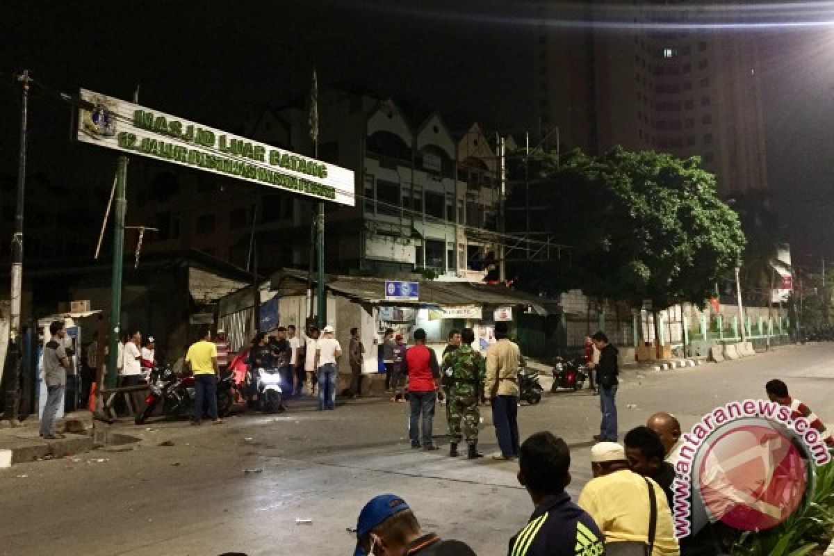 Area Masjid Luar Batang aman, gas air mata masih menyengat