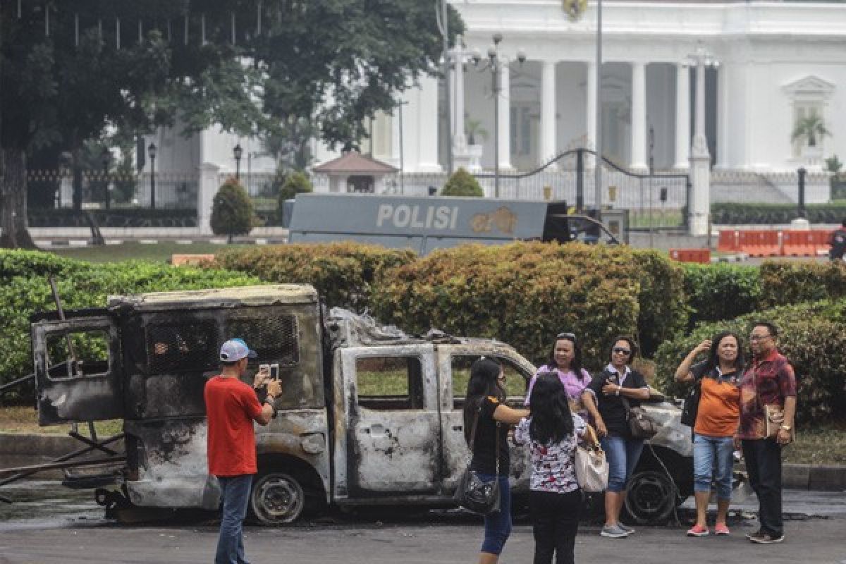 One day after demonstration, life around Monas back to normal