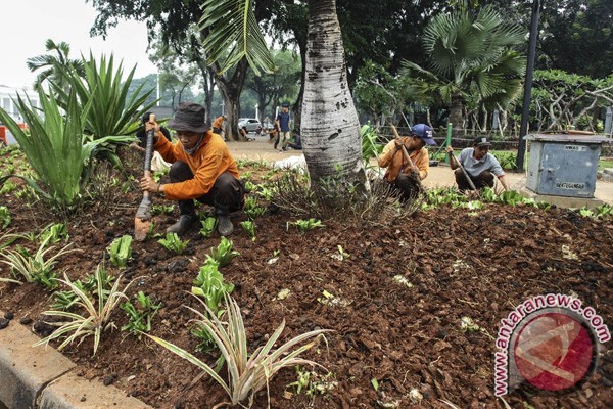 Jakarta demonstrators leave 75 tons of litter