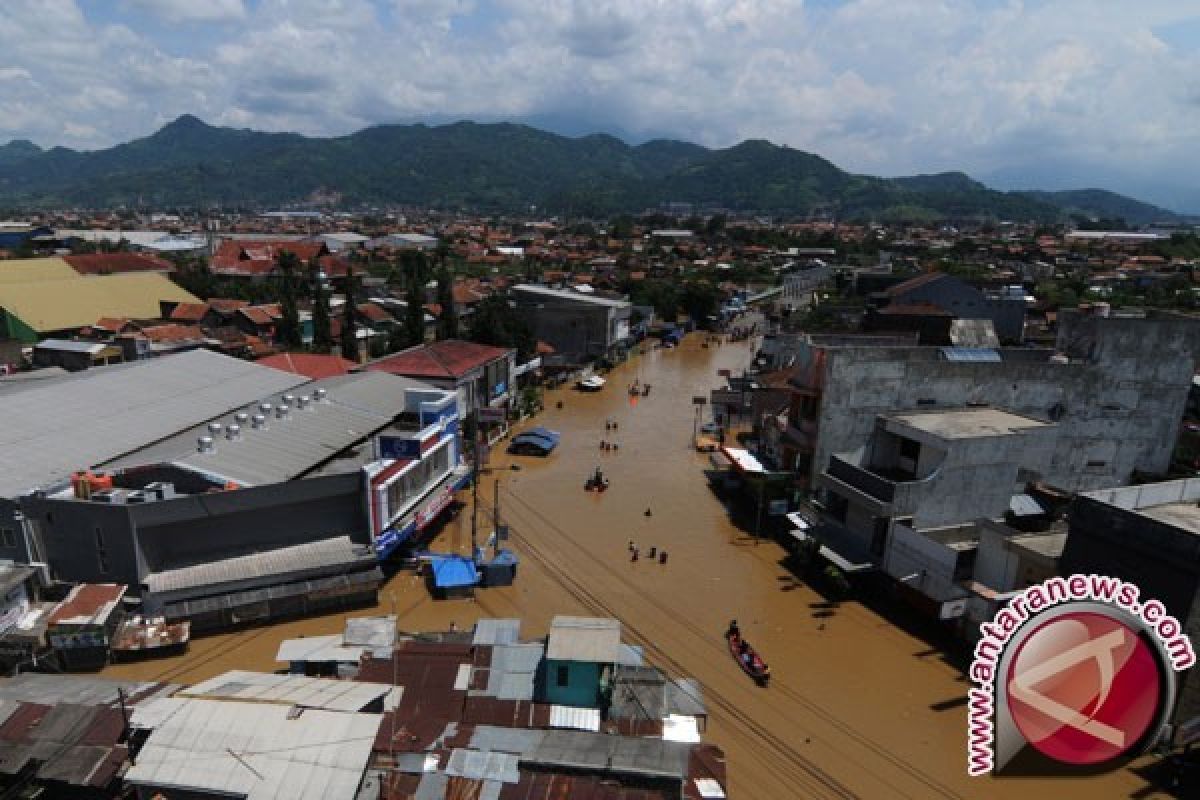 Jalan Rusak Akibat Banjir di Baleendah, Bandung