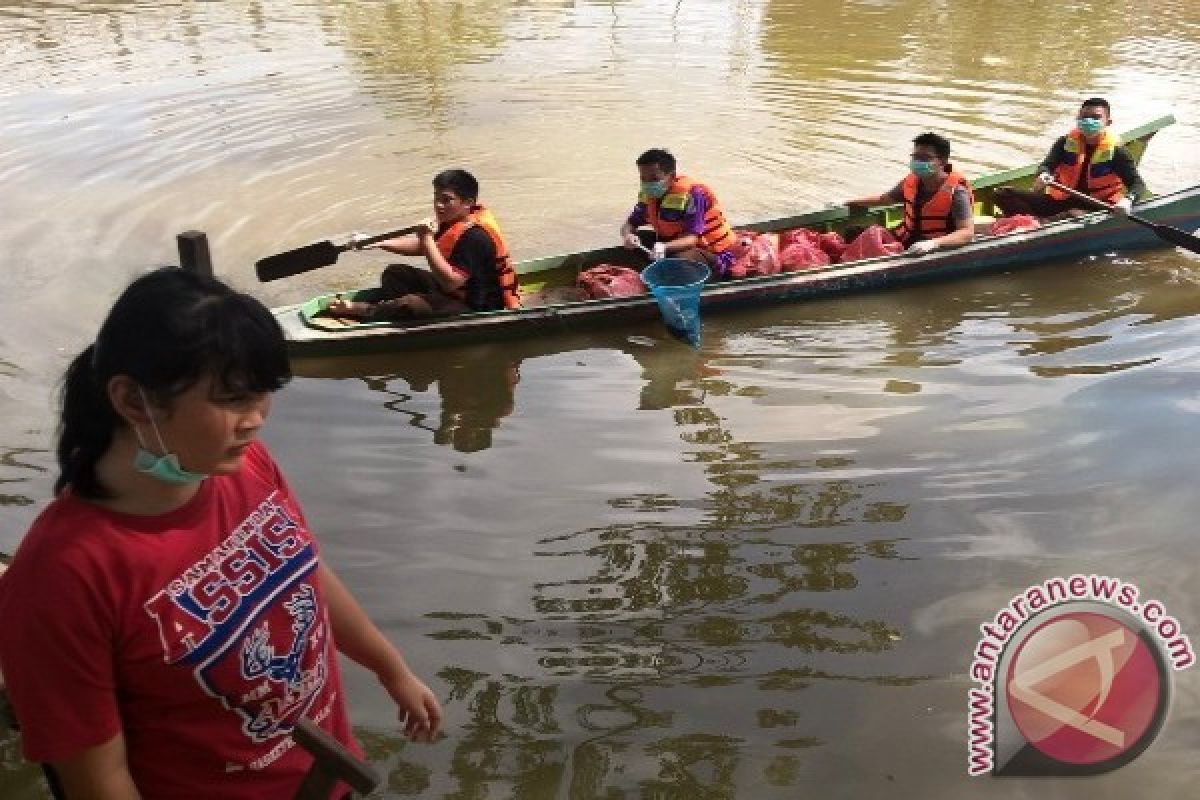 Puluhan Anggota Pramuka Samarinda Punguti Sampah Sungai