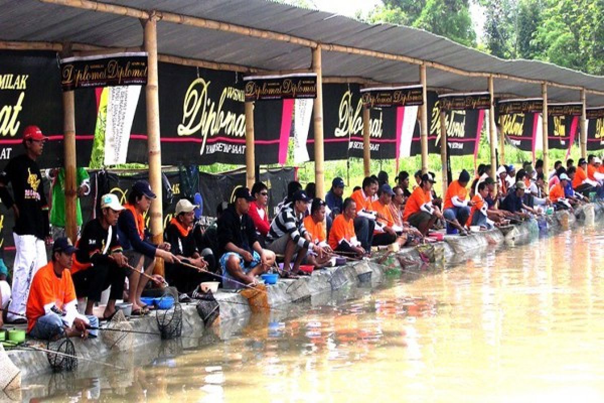Warga Manfaatkan Memancing Sambil Silaturahim 