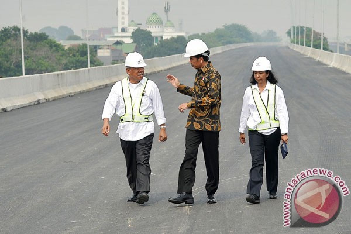 President reviews progress of Becakayu toll road construction