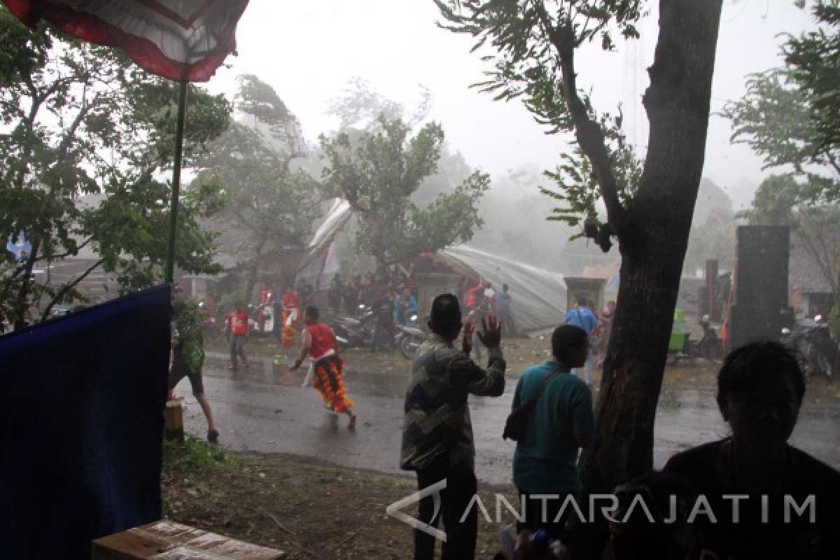 Ratusan Rumah Rusak Diterjang Puting Beliung