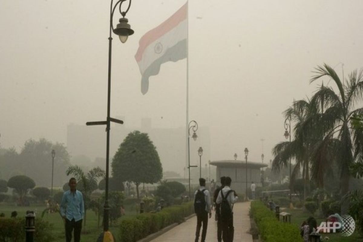 EARTH WIRE -- Authorities in Indian capital closes schools for three days as air quality worsens