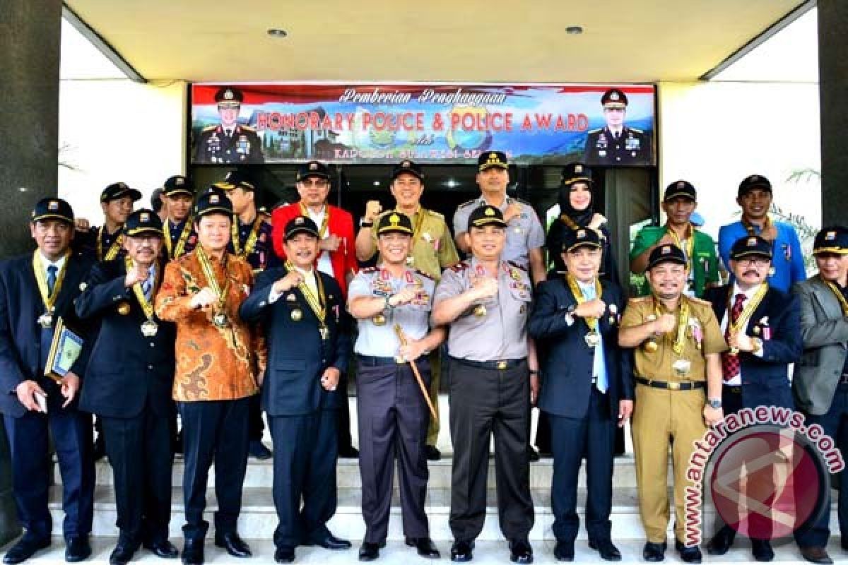 Wawali Makassar terima penghargaan "honorary police" 