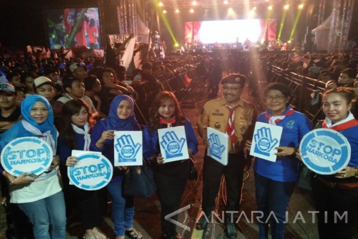 BNN Surabaya Sosialisasi di Konser Iwan Fals