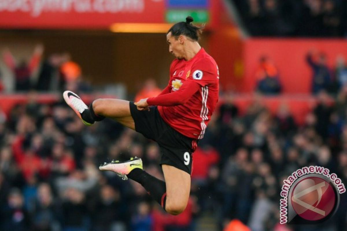 Dwigol Ibrahimovic bawa MU kalahkan Swansea 3-1