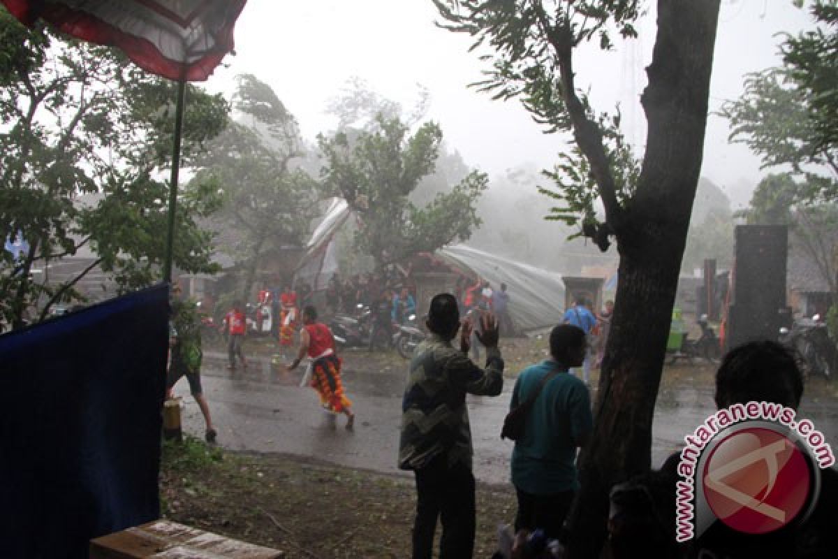 Seorang meninggal akibat puting beliung di Jember