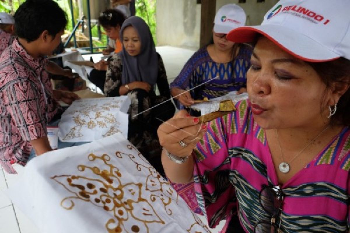 Siswa dan Perajin Banyumas Membatik secara Massal