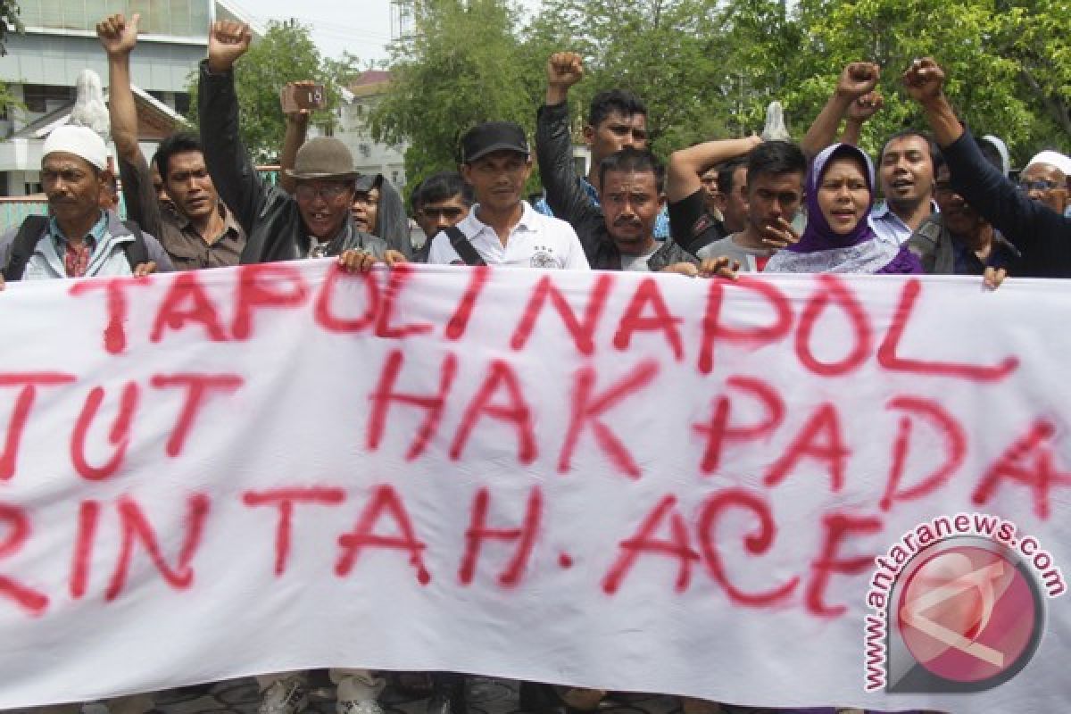 Seratusan korban konflik demo di DPR Aceh