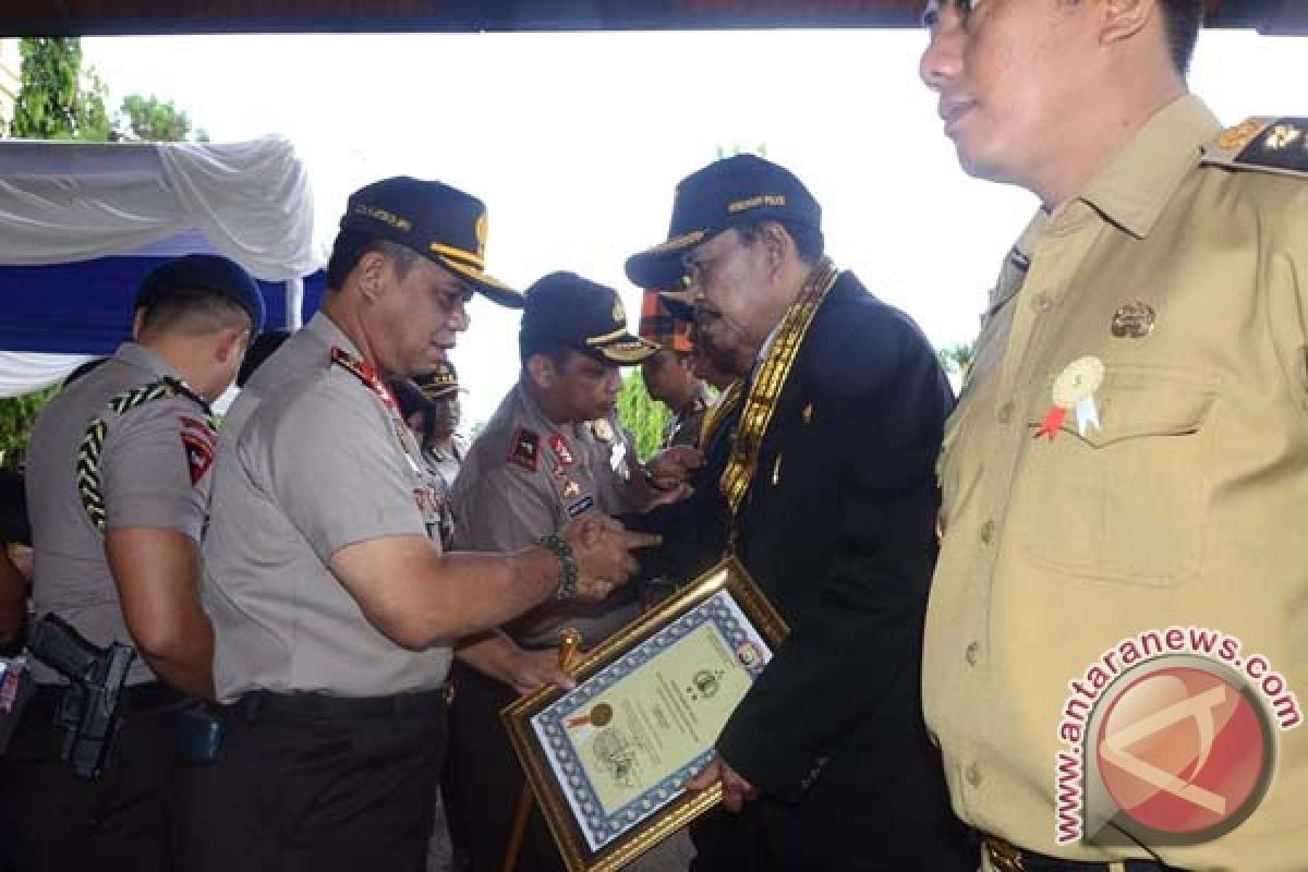 Bupati Sinjai terima penghargaan "honorary police" 