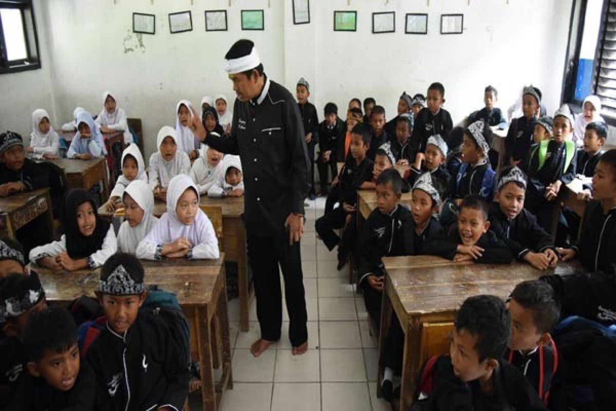 Pemkab Purwakarta Datangkan Guru Tenun Dari Baduy